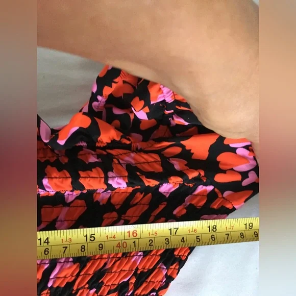 Super cute stretchy short multicolored on/off shoulder with tie accent. - Picture 8 of 10